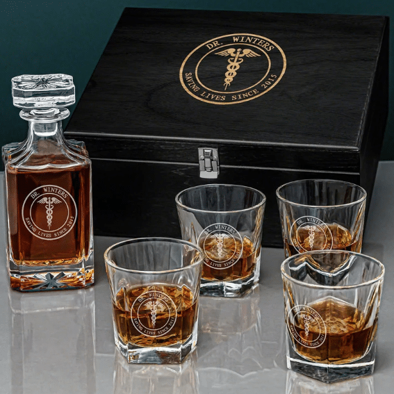 Elegant engraved whisky gift set, ideal as a Christmas present for doctors. The set includes a sophisticated whisky decanter and four matching glasses, each expertly engraved with medical symbols and personalized with a doctor's name or initials.